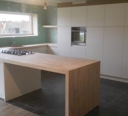 Keuken met werkblad uit rubberwood